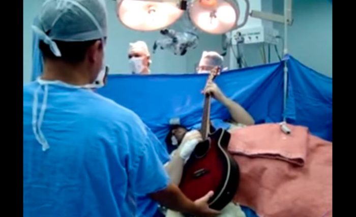 [Video] Paciente tocó la guitarra mientras le hacían una cirugía cerebral