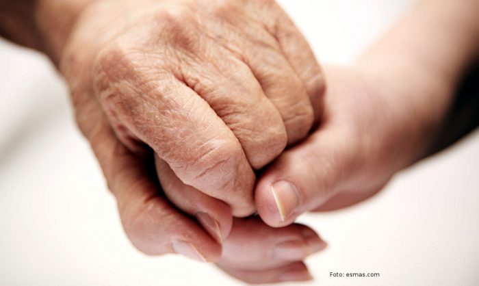 Quince mil chilenos sufren de Parkinson según cifras del Plan AUGE