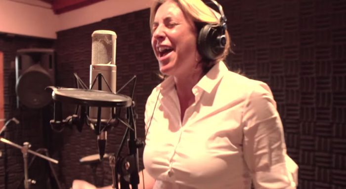 Video: Paty Lopez canta la «cueca de La Rojita» y suma un nuevo tema para la Copa América