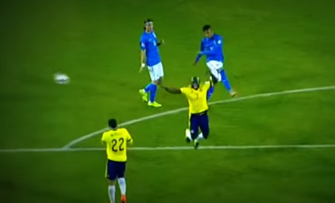 Video: Minuto en que Neymar propina pelotazo que le costó tarjeta roja