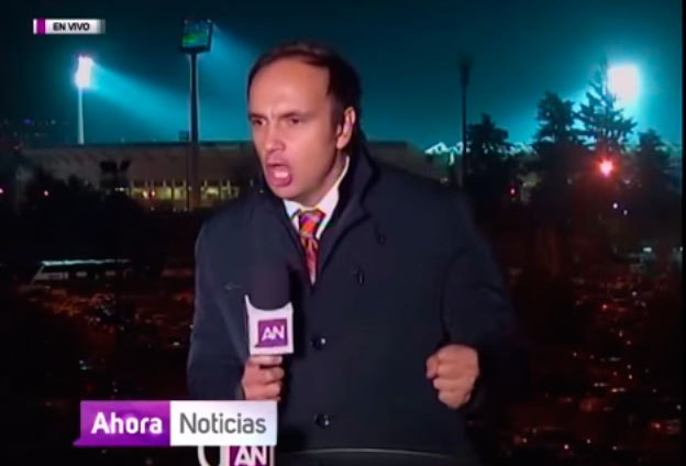 [Video] Mira la espontánea reacción de este periodista al gol anulado de Chile contra México