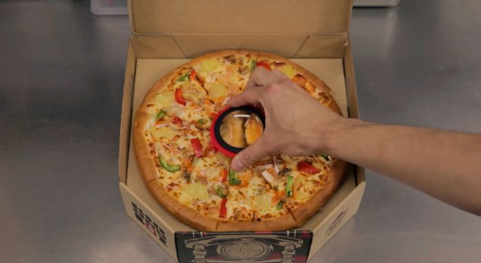 [Video] Transforman una caja de pizza en un proyector de películas para celulares