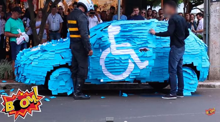 [Video] Le llenaron el auto de «post-it» por estacionarse en un lugar para discapacitados