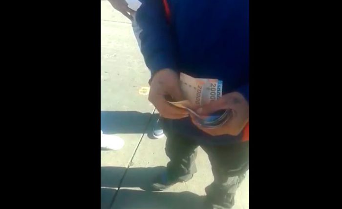 [Video] Registro del revendedor de entradas que intentó sobornar a Carabineros