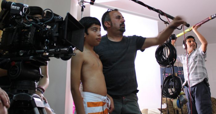 Ricardo Carrasco, cineasta: «En vacaciones en familia» puedo reírme de aspectos oscuros y tristes de nuestra realidad
