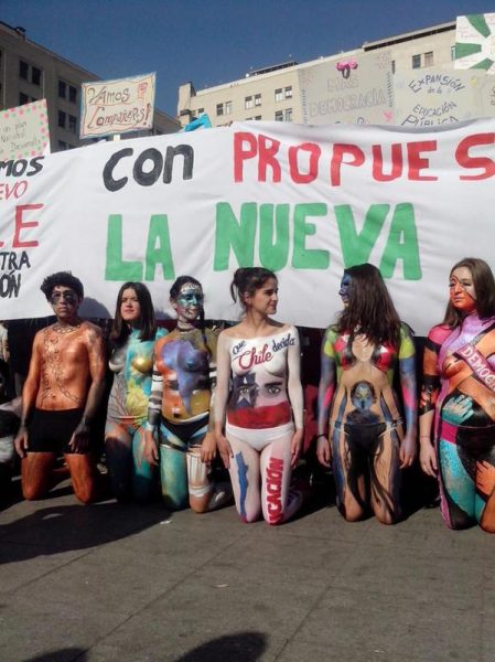 Fotos: Valentina Saavedra protesta con cuerpo pintado en Carnaval por la Educación