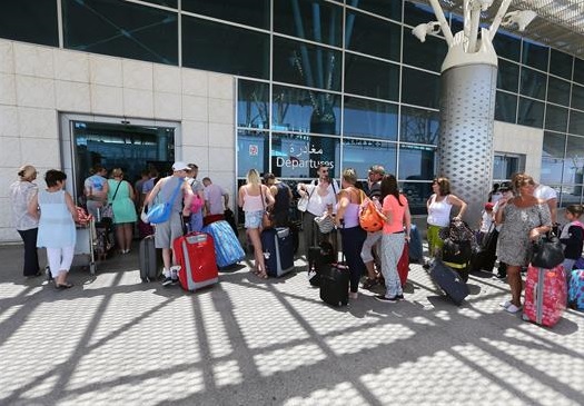 Miles de turistas abandonan Túnez, que se prepara para una larga crisis