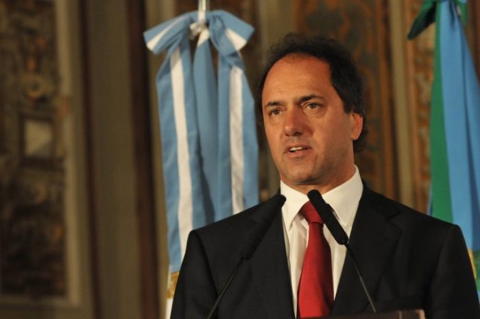 Argentina corre el riesgo de impulsar a los tenedores de bonos a la acción en tanto Scioli endurece su posición