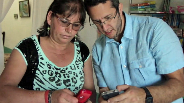 Video: Así se compra en el pueblo colombiano que quiere desterrar el efectivo con el pago desde celulares