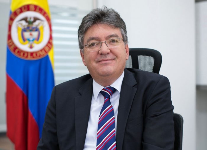 Ministro de Hacienda colombiano dice que el peso en el menor nivel en once años es algo bueno para la economía