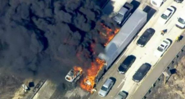 Incendio forestal alcanza una autopista en EE.UU. y quema una docena de vehículos