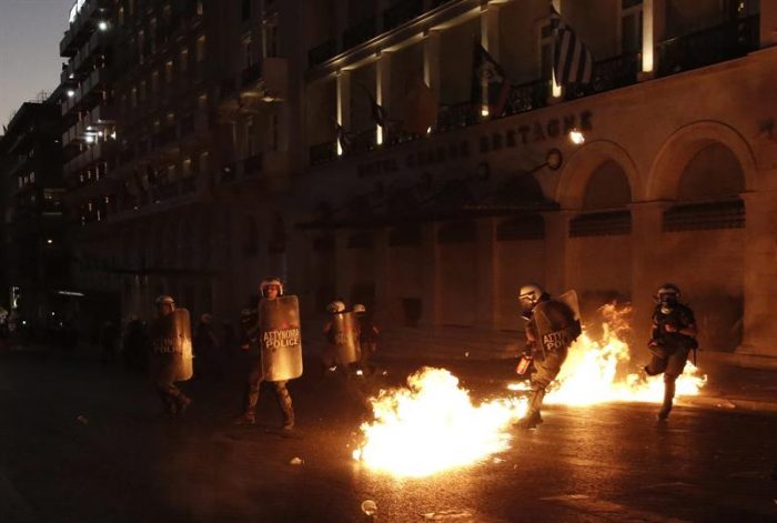 Crisis griega: miles de personas se manifiestan en Atenas contra la aprobación de reformas