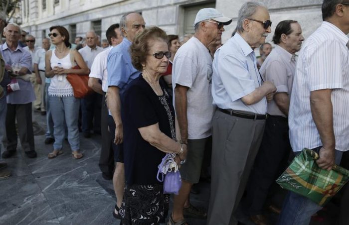 Reabren los bancos en Grecia pero se mantienen los controles de capital