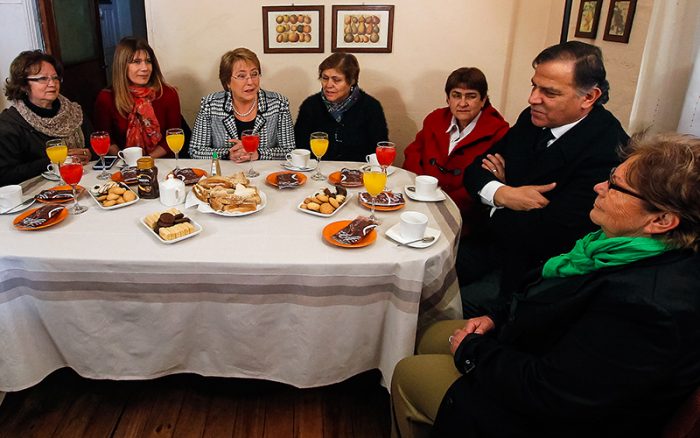 Bachelet sale de la política y apuesta a estrategia de imagen ligada a la protección social