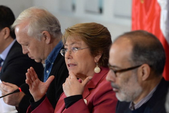 Bachelet asume que no se podrá cumplir con todo el programa y pide a su gabinete «concentrarse en lo esencial»