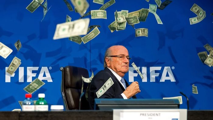La FIFA se querella contra el humorista que lanzó billetes a Blatter