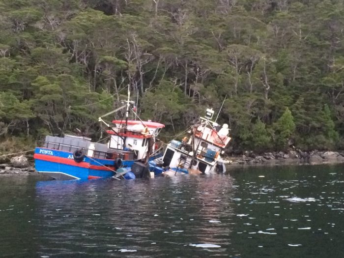 Armada rescata a siete tripulantes de lanchas pesqueras que chocaron de frente en Magallanes