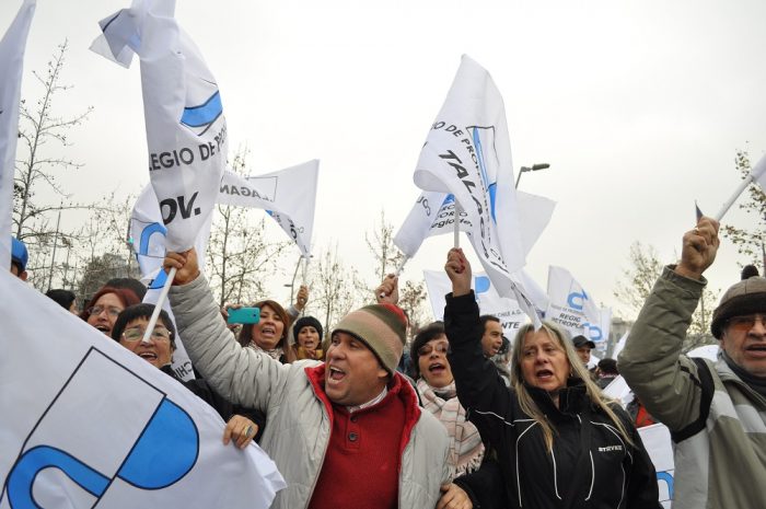 Bloomberg: El sueño de una reforma educacional en Chile se amarga en medio del paro de profesores