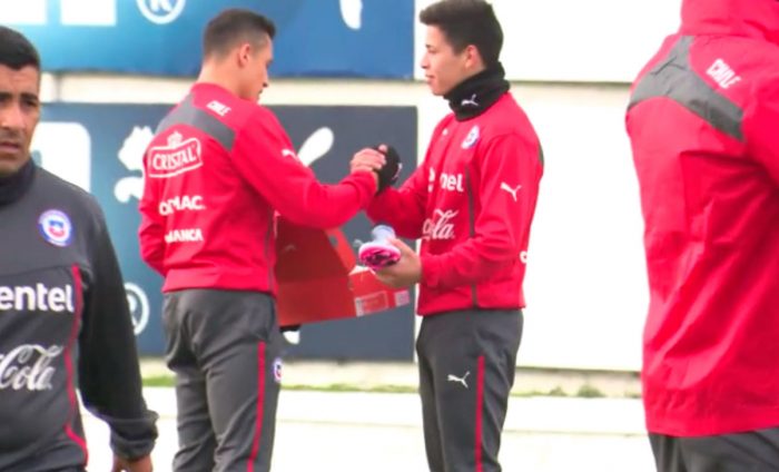 [Video] El tierno gesto de Alexis: le regaló unas zapatillas a jugador sparring de la selección
