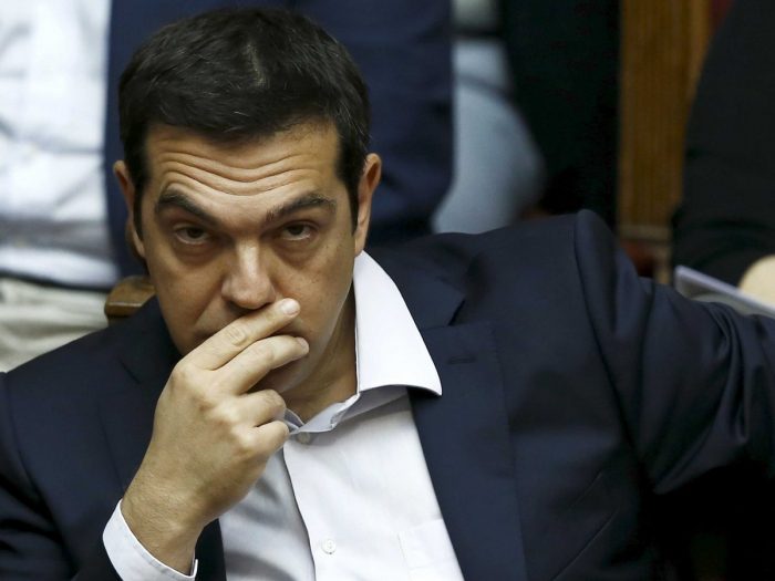 Tsipras pasa de cazador a presa en cumbre de “tortura” de la zona del euro