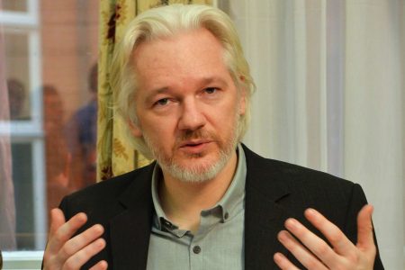 Julian Assange en exclusiva: “Google y Facebook están en el negocio de ser como una agencia de espionaje”