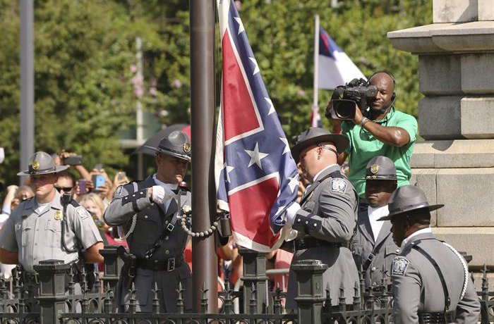 La bandera confederada deja de flamear en los jardines del Capitolio de Carolina del Sur