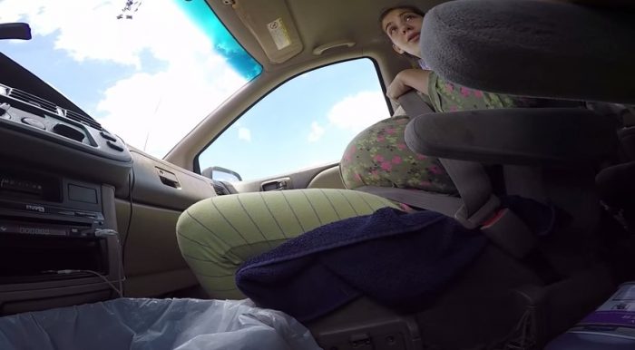 [Video] Impresionante: padre registra el momento en que su mujer dio a luz en el auto camino al hospital