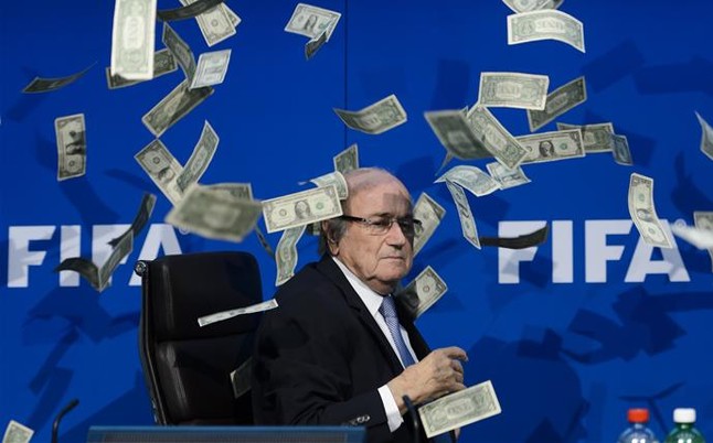 [Video] Humorista británico «bañó» a Joseph Blatter en billetes durante una conferencia de prensa