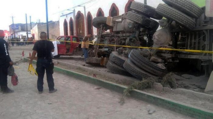Mueren 25 peregrinos atropellados por camión en México