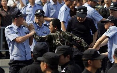 Prisión para 14 miembros de una secta que cree que Jesús es una mujer china