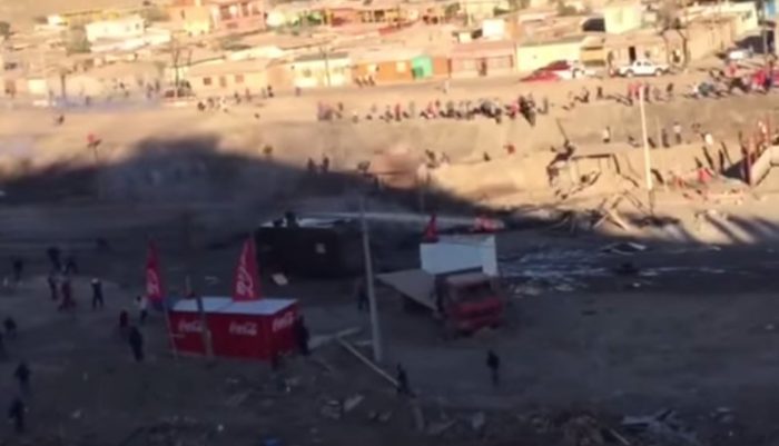 [Video] Así fue el enfrentamiento entre los trabajadores contratistas de Codelco y Carabineros en Diego de Almagro