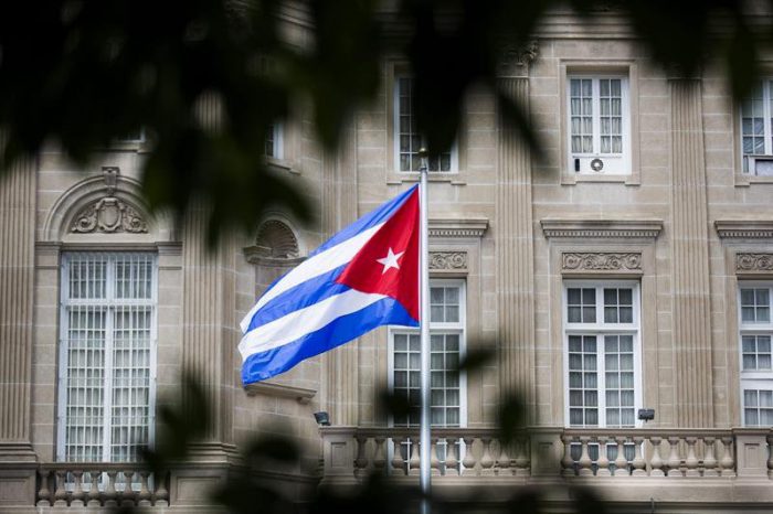 Cuba y EEUU restablecen relaciones con la apertura de la embajada cubana en Washington