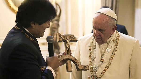[Video] La reacción del Papa Francisco al curioso regalo de Evo Morales