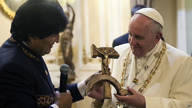 La historia detrás del «crucifijo comunista» que Evo Morales le regaló al papa Francisco