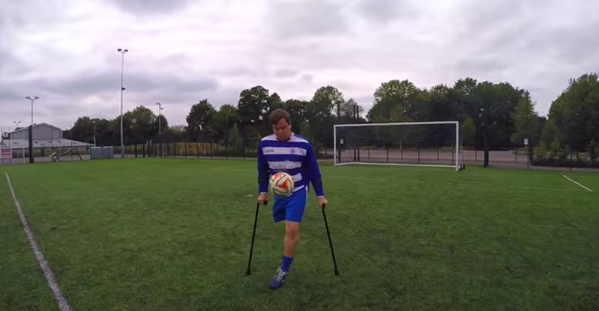 [Vídeo] Las habilidades futbolísticas de James Catchpole, un hombre al que se le amputó una pierna