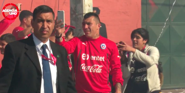 [Video] La Roja sale a ver el banderazo a las afueras de Juan Pinto Durán y desata la locura de los hinchas