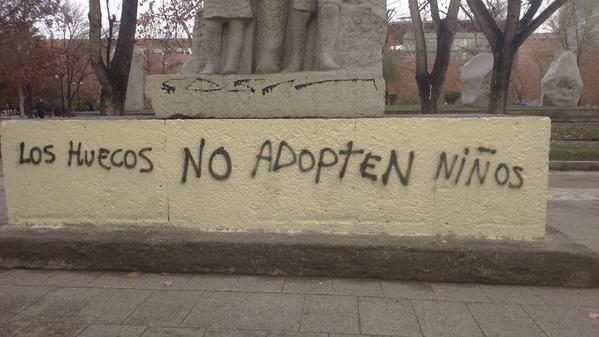 «Que los huecos no adopten niños”, los rayados homófobos en esculturas del Parque Almagro