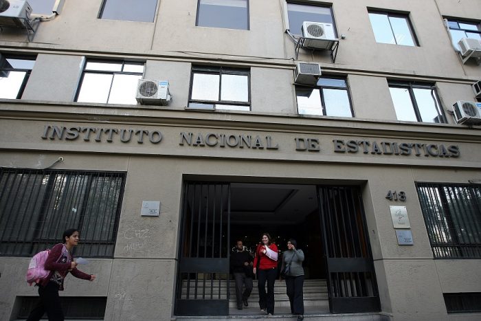 «No ha estado a la altura»: Funcionarios del INE se suman a las críticas en contra del director de la institución tras nuevo error estadístico