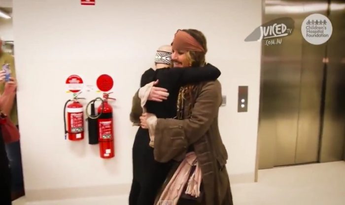 [Video] Jhonny Depp visitó a niños hospitalizados vestido como Jack Sparrow