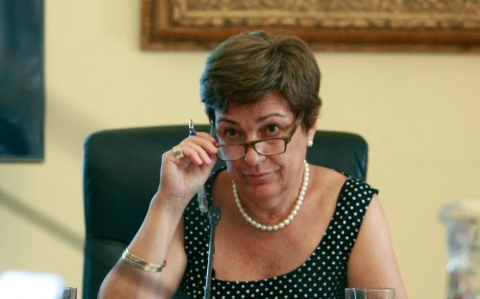 Josefa Errázuriz instruye renuncia de ex asesor por falsificación de título profesional