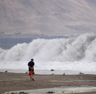 Armada de Chile alerta ante fuertes marejadas que afectarán las costas de la zona central