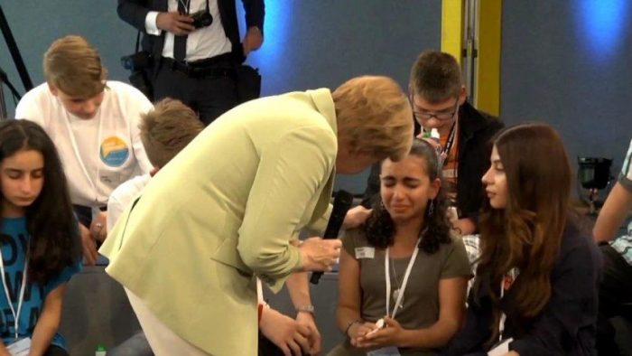 [Video] La cruda explicación de Angela Merkel que hizo llorar a una niña palestina