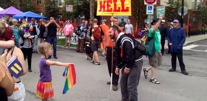 [Video] Niña sorprende al mantenerse firme frente a pastor de iglesia en marcha de orgullo gay