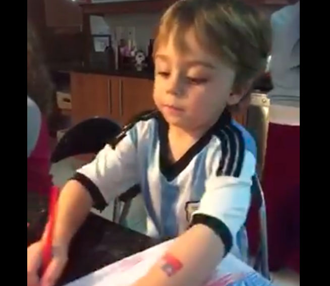 [Video] Este niño argentino es fanático de La Roja y se lo demostró a sus papás cantando «chilenos de corazón»