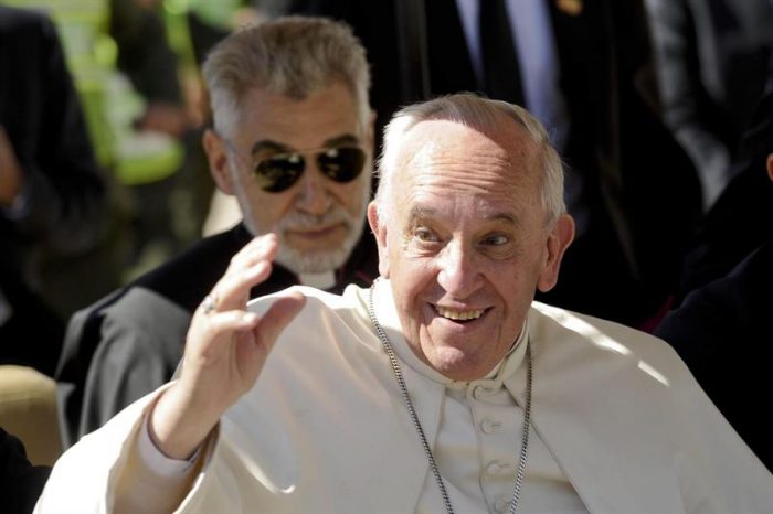 Papa Francisco detiene papamóvil para saludar a presas de cárcel de Asunción