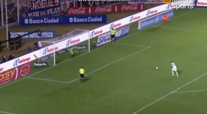 [Video] Jugador del Málaga quiso tirar penal «a lo Panenka» y el arquero se lo atajó de pecho