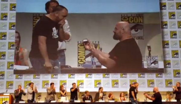 [Vídeo] Hombre le pide matrimonio a su pareja en plena conferencia de la Comic-Con
