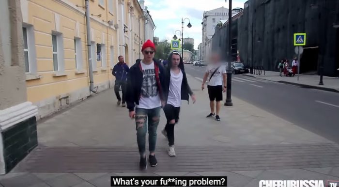 [Video] Así reaccionan en Rusia cuando ven a una pareja de homosexuales tomados de la mano en la calle