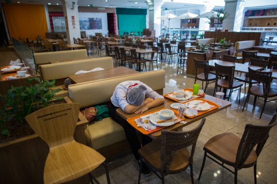 De los aviones a los cafés, la economía brasileña está en suspenso por la crisis