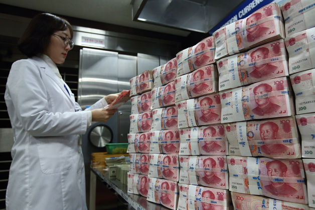 China sacude a mercados mundiales con devaluación y pilla a economía chilena en un momento vulnerable